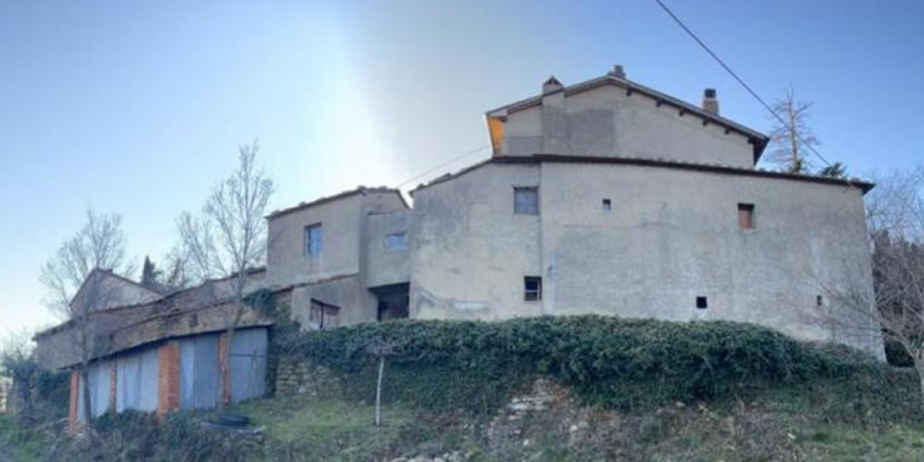 In an easily reachable position, we offer Great Stone House of about 200 sqm with details of the time