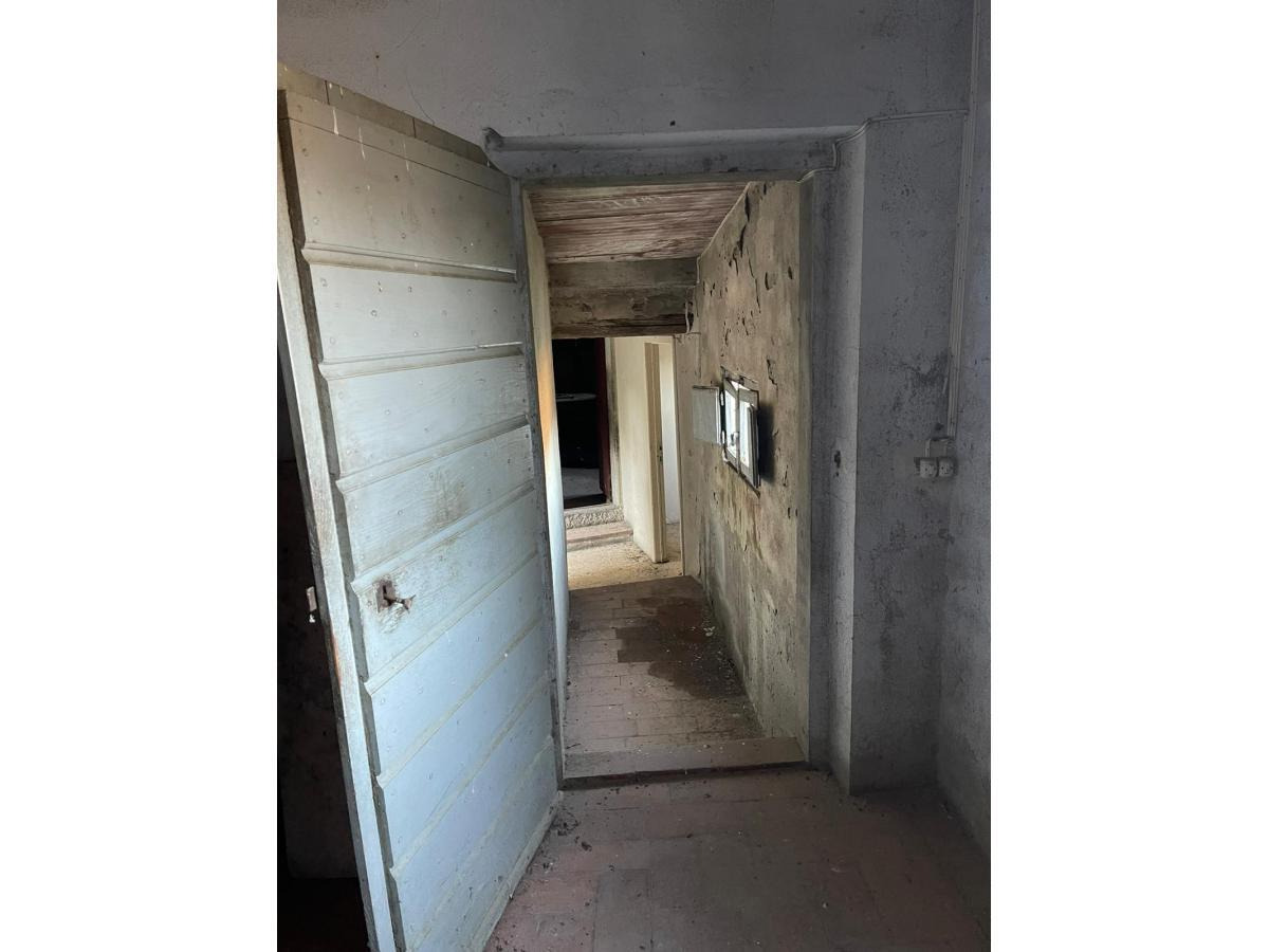 In an easily reachable position, we offer Great Stone House of about 200 sqm with details of the time