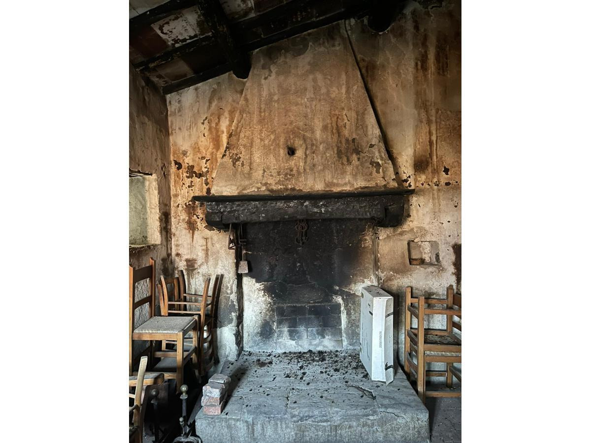 In an easily reachable position, we offer Great Stone House of about 200 sqm with details of the time