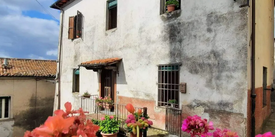 House in Sommocolonia with a view of Barga and valley to the Apuane Alps for sale