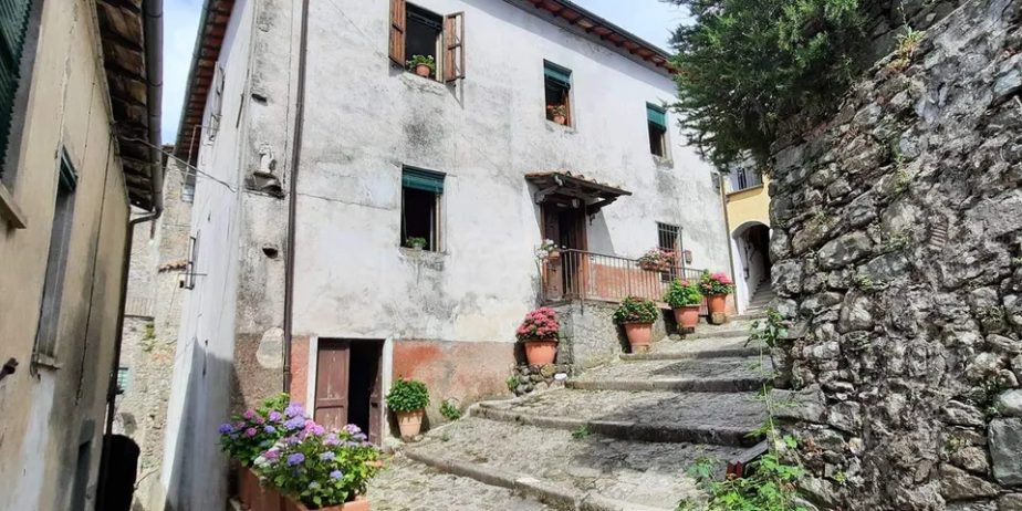 House in Sommocolonia with a view of Barga and valley to the Apuane Alps for sale