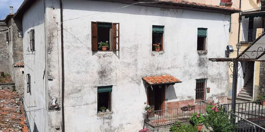 House in Sommocolonia with a view of Barga and valley to the Apuane Alps for sale