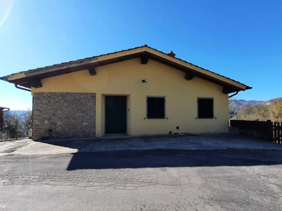 Molazzana, house with terrace  for sale