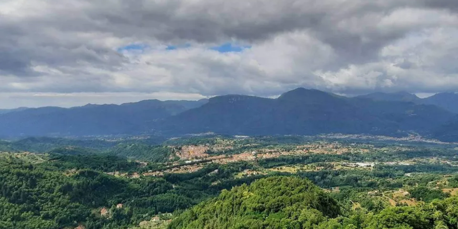 House in Sommocolonia with a view of Barga and valley to the Apuane Alps for sale