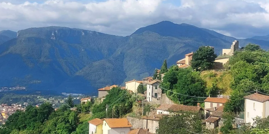 House in Sommocolonia with a view of Barga and valley to the Apuane Alps for sale