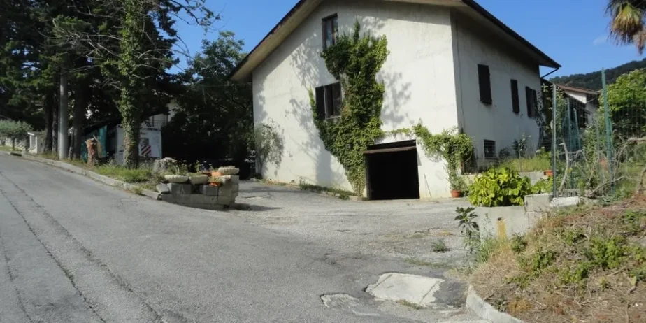 Villa in a beautiful regional park in the ancient village of Serra San Quirico