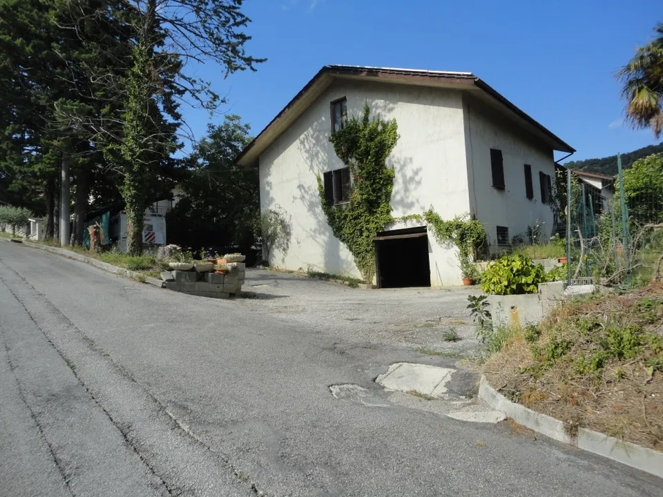 Villa in a beautiful regional park in the ancient village of Serra San Quirico