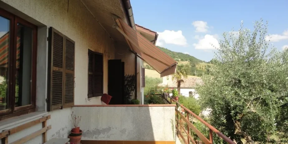 Villa in a beautiful regional park in the ancient village of Serra San Quirico