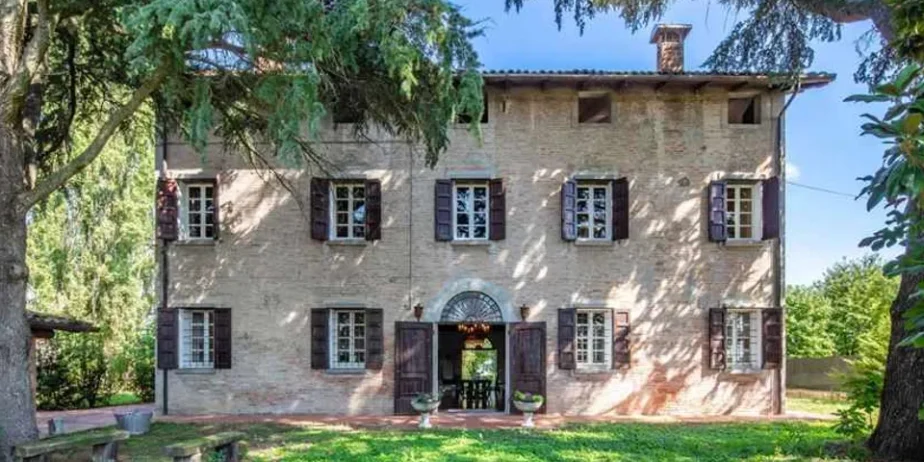 Beautiful farmhouse with outbuilding in Cento for sale