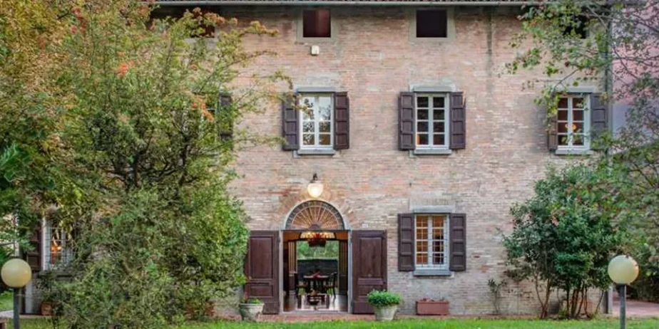 Beautiful farmhouse with outbuilding in Cento for sale