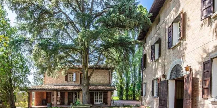 Beautiful farmhouse with outbuilding in Cento for sale