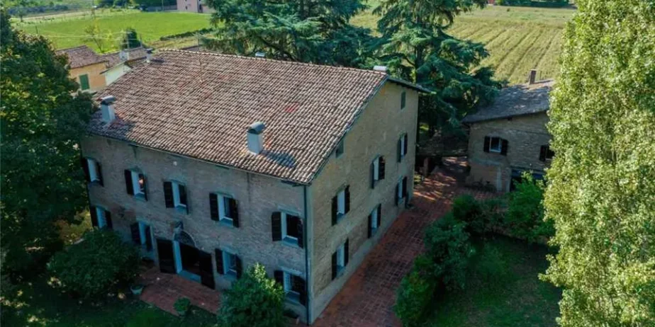 Beautiful farmhouse with outbuilding in Cento for sale