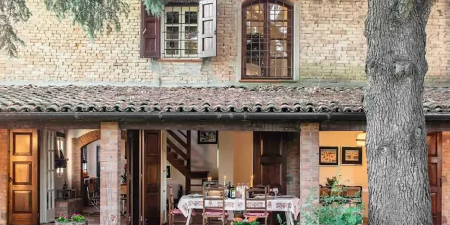 Beautiful farmhouse with outbuilding in Cento for sale