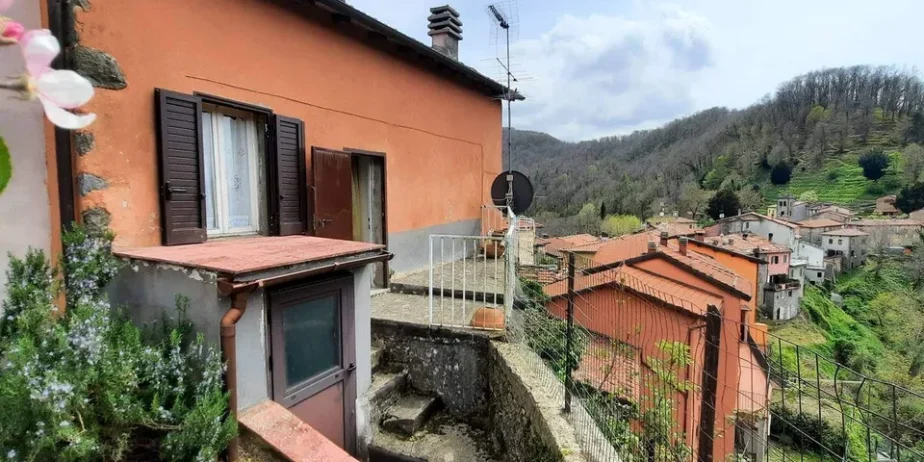 Extremely attractive house in the medieval village of Trassilico, in Gallicano.