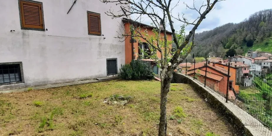 Extremely attractive house in the medieval village of Trassilico, in Gallicano.