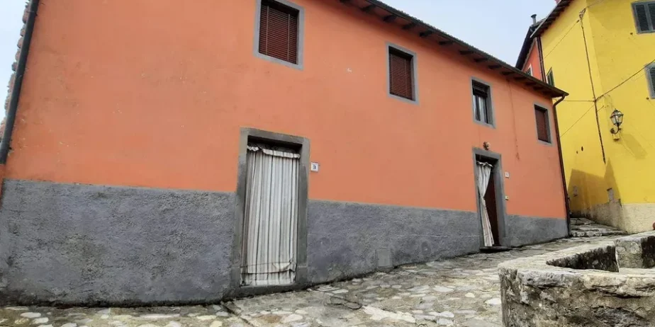 Extremely attractive house in the medieval village of Trassilico, in Gallicano.