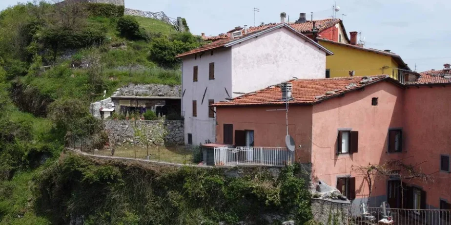 Extremely attractive house in the medieval village of Trassilico, in Gallicano.