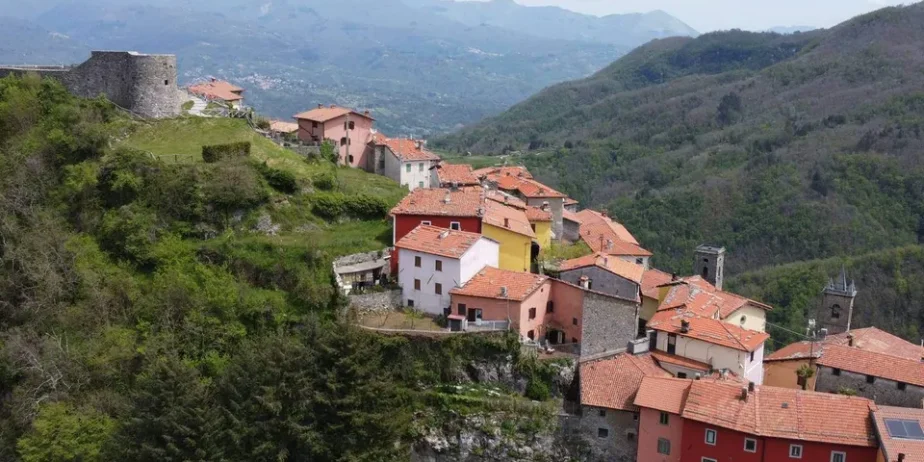 Extremely attractive house in the medieval village of Trassilico, in Gallicano.