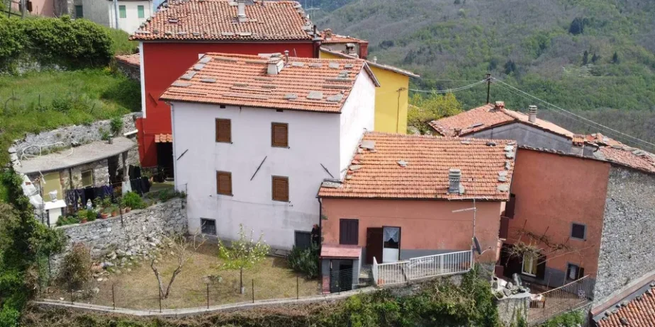 Extremely attractive house in the medieval village of Trassilico, in Gallicano.