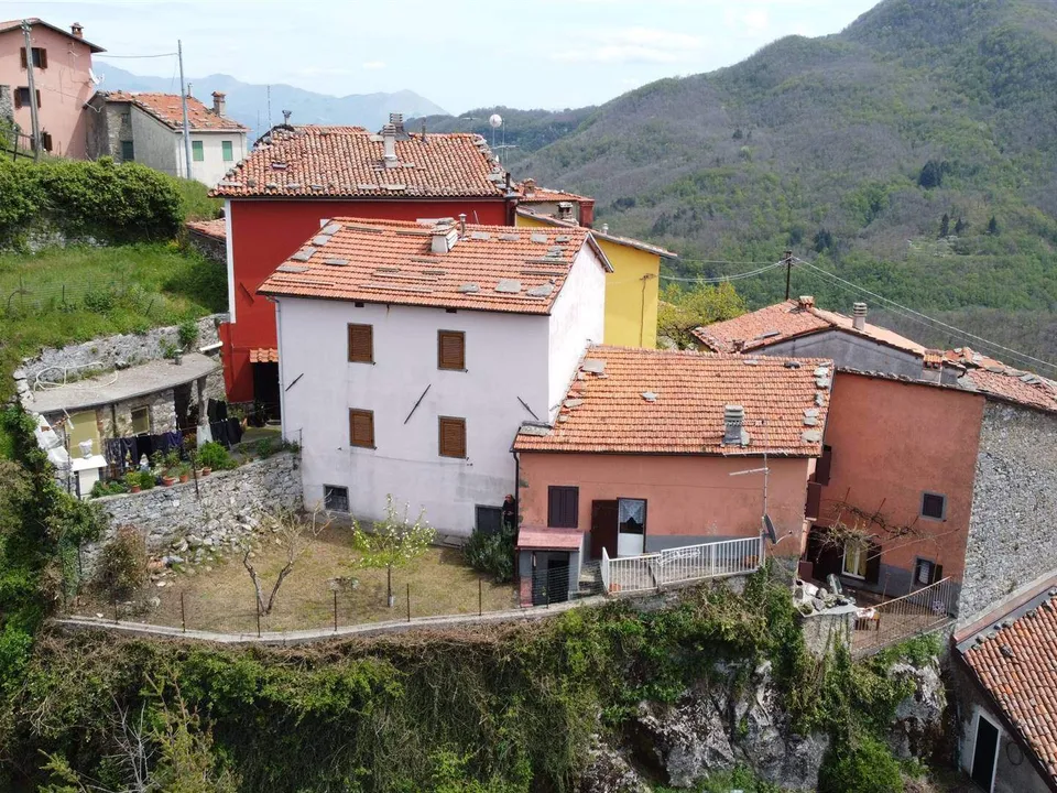 Extremely attractive house in the medieval village of Trassilico, in Gallicano.