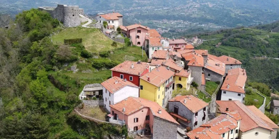 Extremely attractive house in the medieval village of Trassilico, in Gallicano.