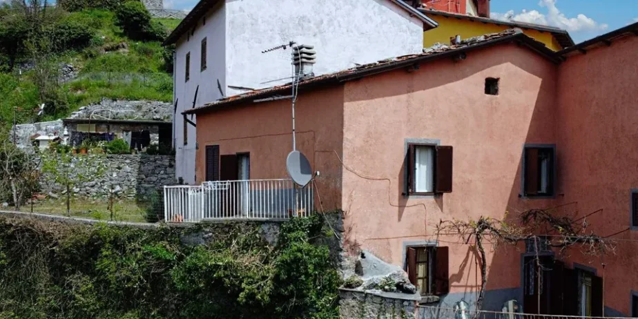 Extremely attractive house in the medieval village of Trassilico, in Gallicano.