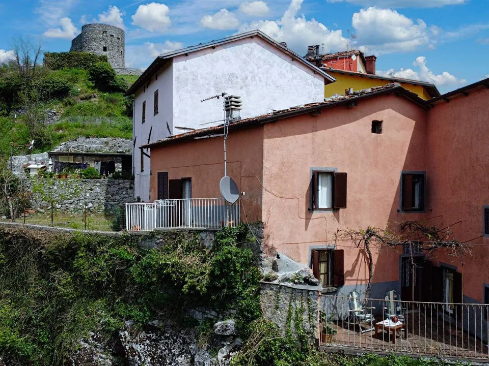 Extremely attractive house in the medieval village of Trassilico, in Gallicano.
