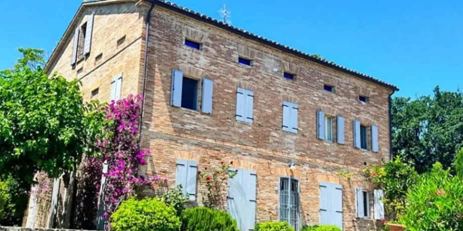 Wonderful stone villa of classic Italian architecture in Morro D’Alba for sale