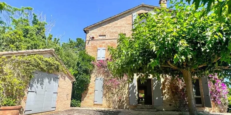 Wonderful stone villa of classic Italian architecture in Morro D’Alba for sale