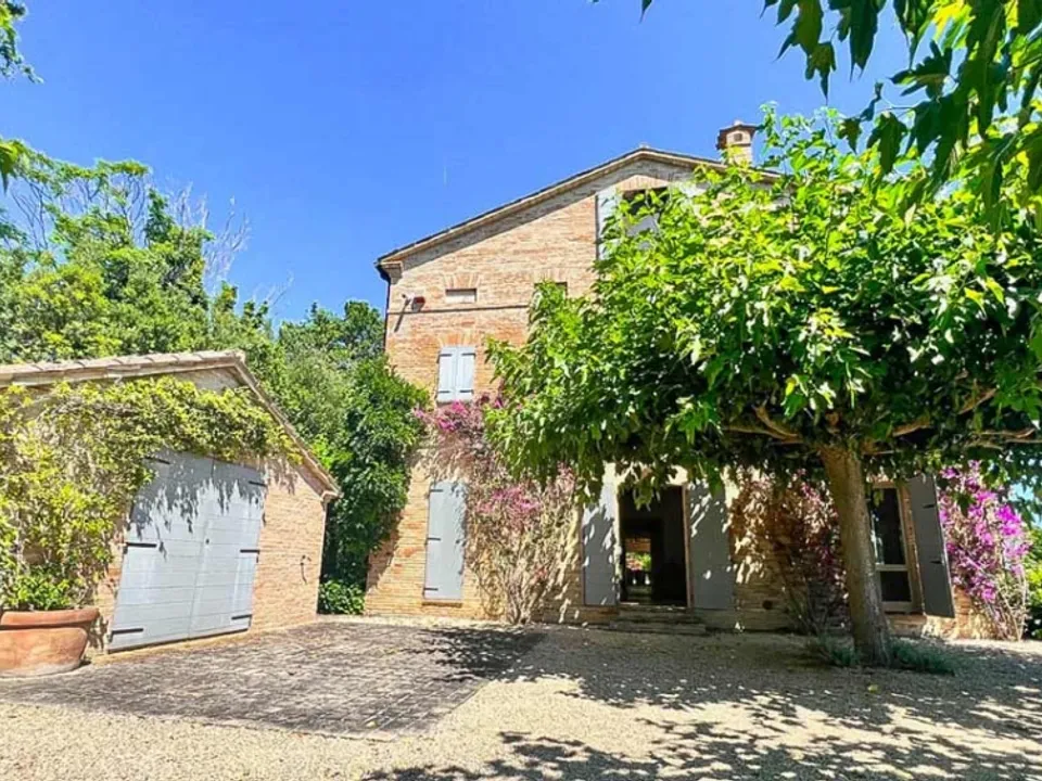 Wonderful stone villa of classic Italian architecture in Morro D’Alba for sale