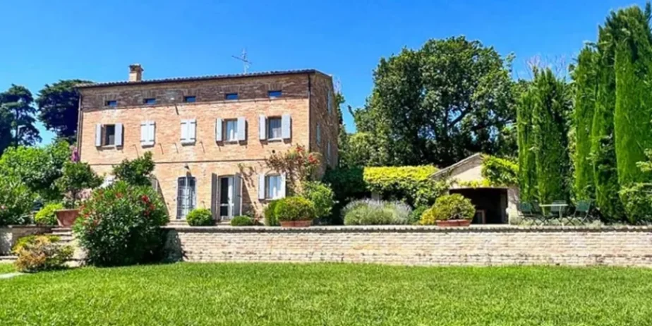 Wonderful stone villa of classic Italian architecture in Morro D’Alba for sale