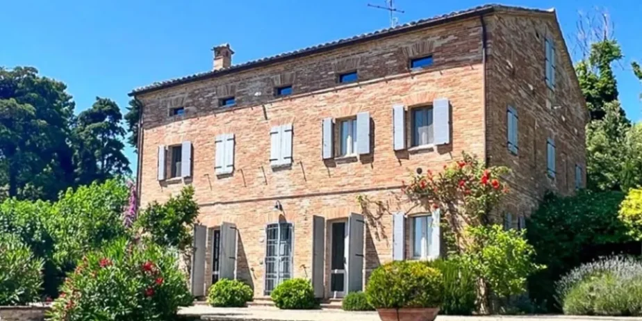 Wonderful stone villa of classic Italian architecture in Morro D’Alba for sale