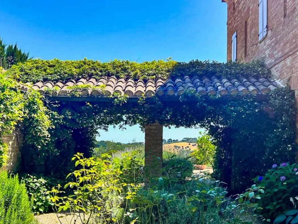 Wonderful stone villa of classic Italian architecture in Morro D’Alba for sale