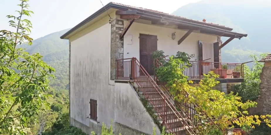 House with  fabulous panoramic views over the Tuscan-Emilian Apennines for sale