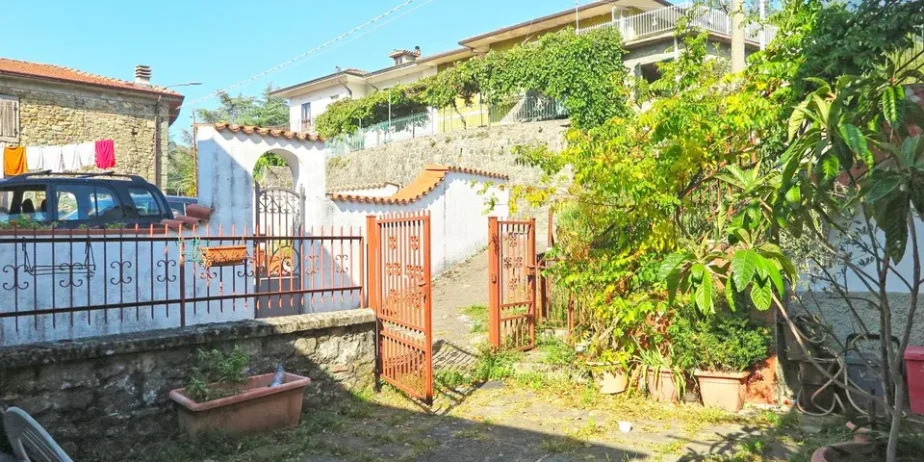 House with  fabulous panoramic views over the Tuscan-Emilian Apennines for sale