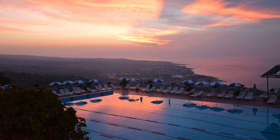 Seaside HOTEL WITH RENOVATION AIDS.