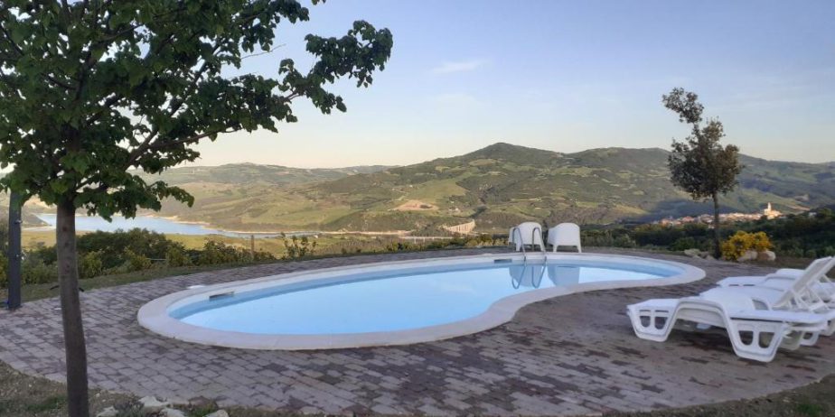 Wonderful house in the countryside overlooking the lake