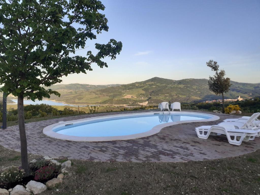 Wonderful house in the countryside overlooking the lake