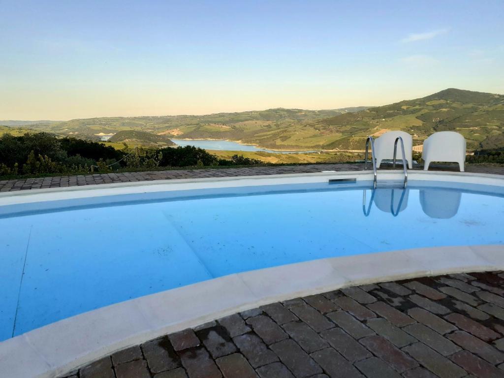 Wonderful house in the countryside overlooking the lake