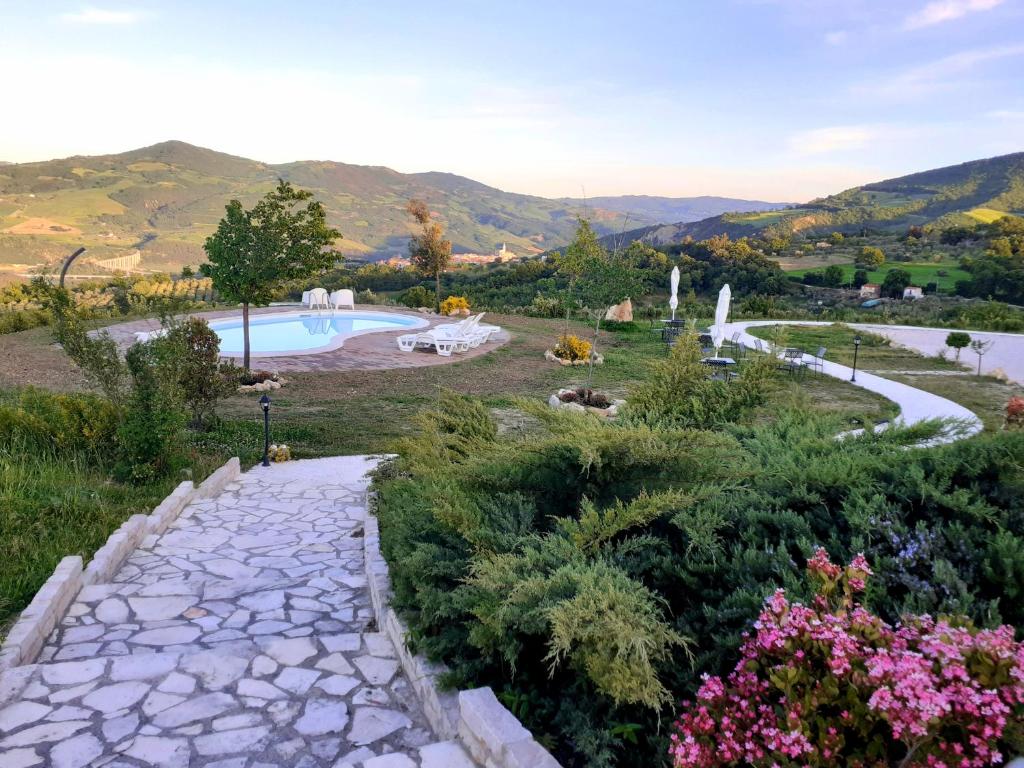 Wonderful house in the countryside overlooking the lake