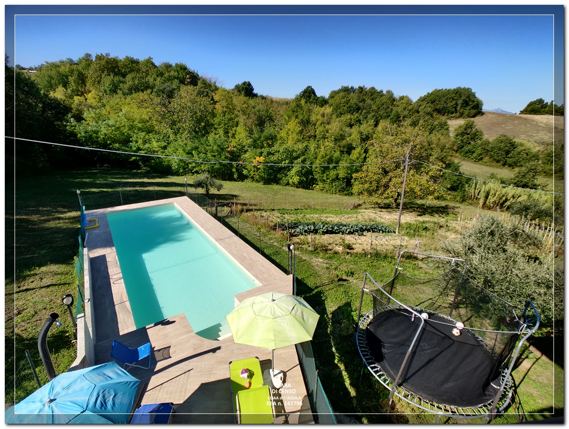 In Abruzzo, nel comune di Abbateggio, vendesi proprietà: Casa vacanze e B&B con piscina su 19.000 mq .