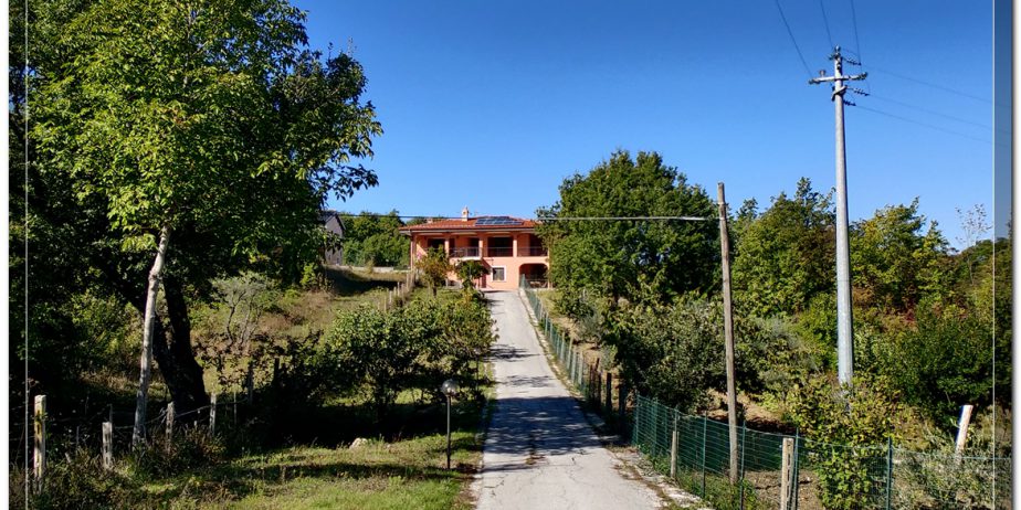 In Abruzzo, nel comune di Abbateggio, vendesi proprietà: Casa vacanze e B&B con piscina su 19.000 mq .