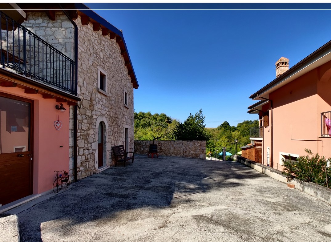 In Abruzzo, nel comune di Abbateggio, vendesi proprietà: Casa vacanze e B&B con piscina su 19.000 mq .