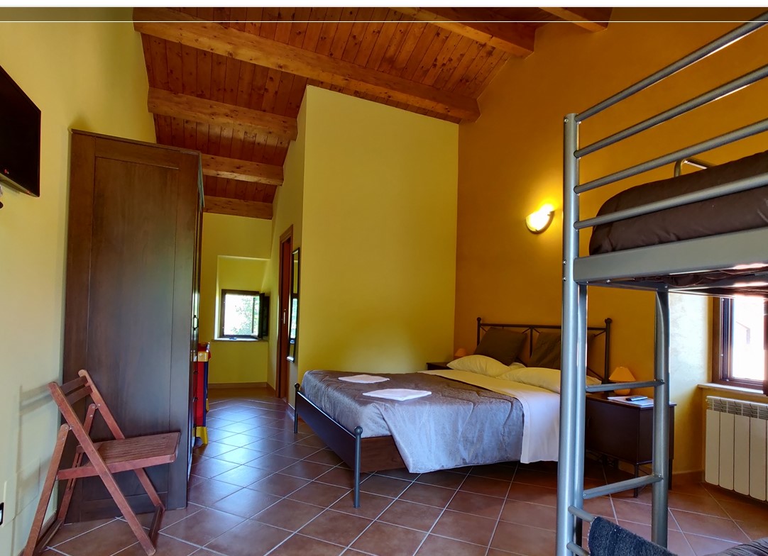 In Abruzzo, nel comune di Abbateggio, vendesi proprietà: Casa vacanze e B&B con piscina su 19.000 mq .