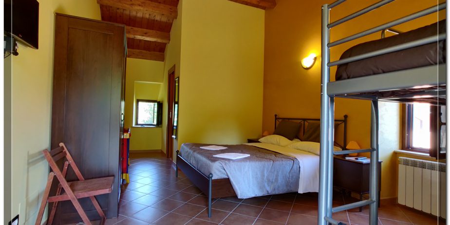 In Abruzzo, nel comune di Abbateggio, vendesi proprietà: Casa vacanze e B&B con piscina su 19.000 mq .