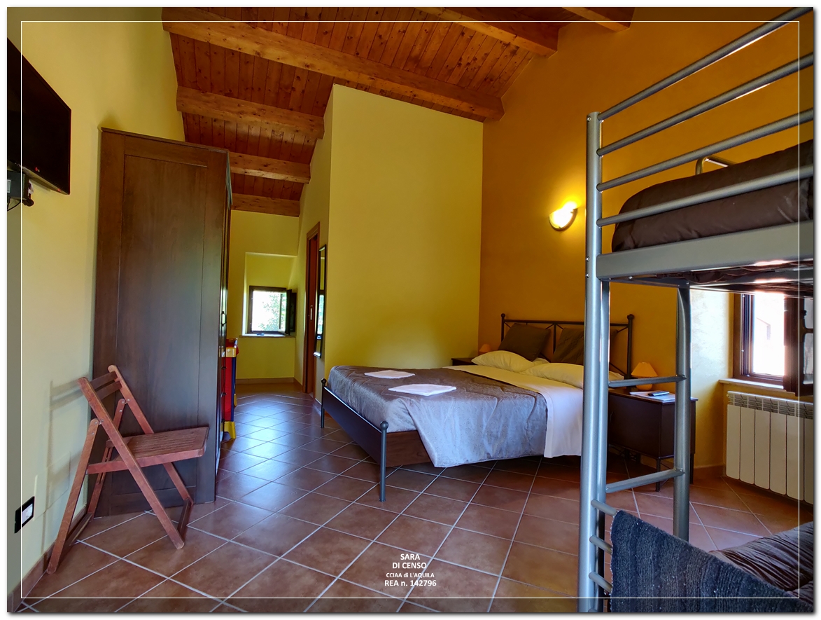 In Abruzzo, nel comune di Abbateggio, vendesi proprietà: Casa vacanze e B&B con piscina su 19.000 mq .