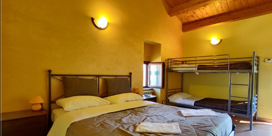 In Abruzzo, nel comune di Abbateggio, vendesi proprietà: Casa vacanze e B&B con piscina su 19.000 mq .