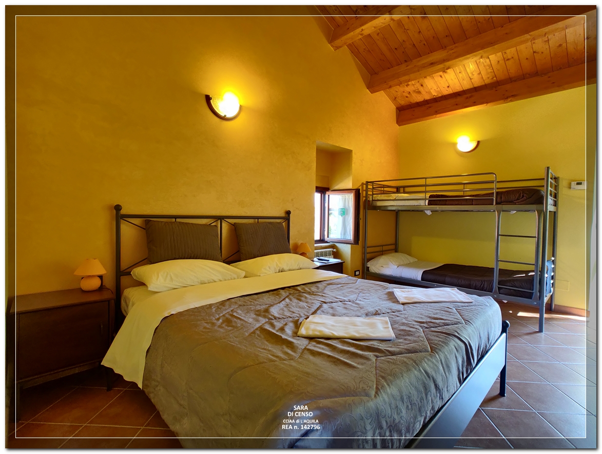 In Abruzzo, nel comune di Abbateggio, vendesi proprietà: Casa vacanze e B&B con piscina su 19.000 mq .