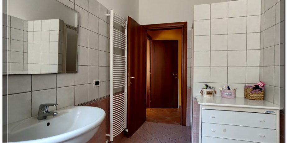 In Abruzzo, nel comune di Abbateggio, vendesi proprietà: Casa vacanze e B&B con piscina su 19.000 mq .