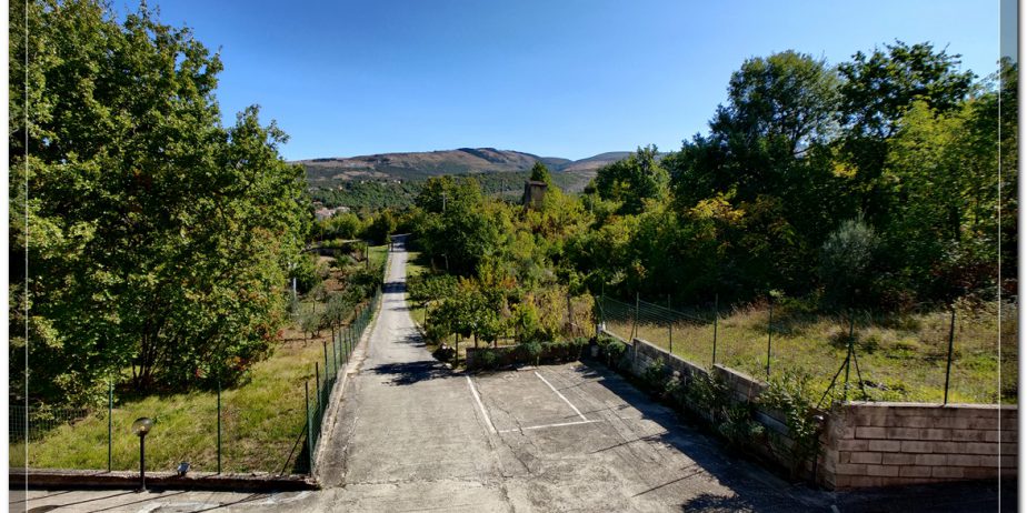 In Abruzzo, nel comune di Abbateggio, vendesi proprietà: Casa vacanze e B&B con piscina su 19.000 mq .